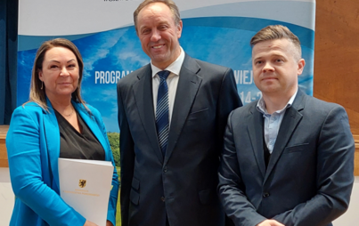 Zdjęcie do Stowarzyszenie &bdquo;Bursztynowy Pasaż&rdquo; z Umową na realizację Lokalnej Strategii Rozwoju na lata 2021-2027